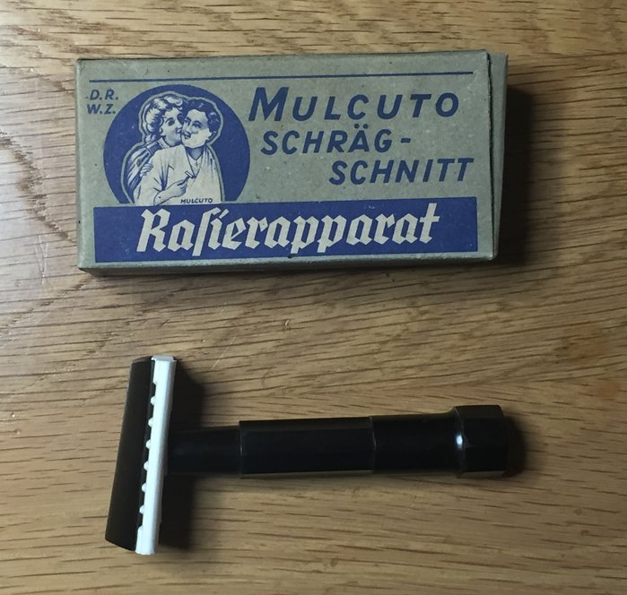 Mulcuto Schrag-Schnitt bakelite Slant @ www.britev.si.jpg